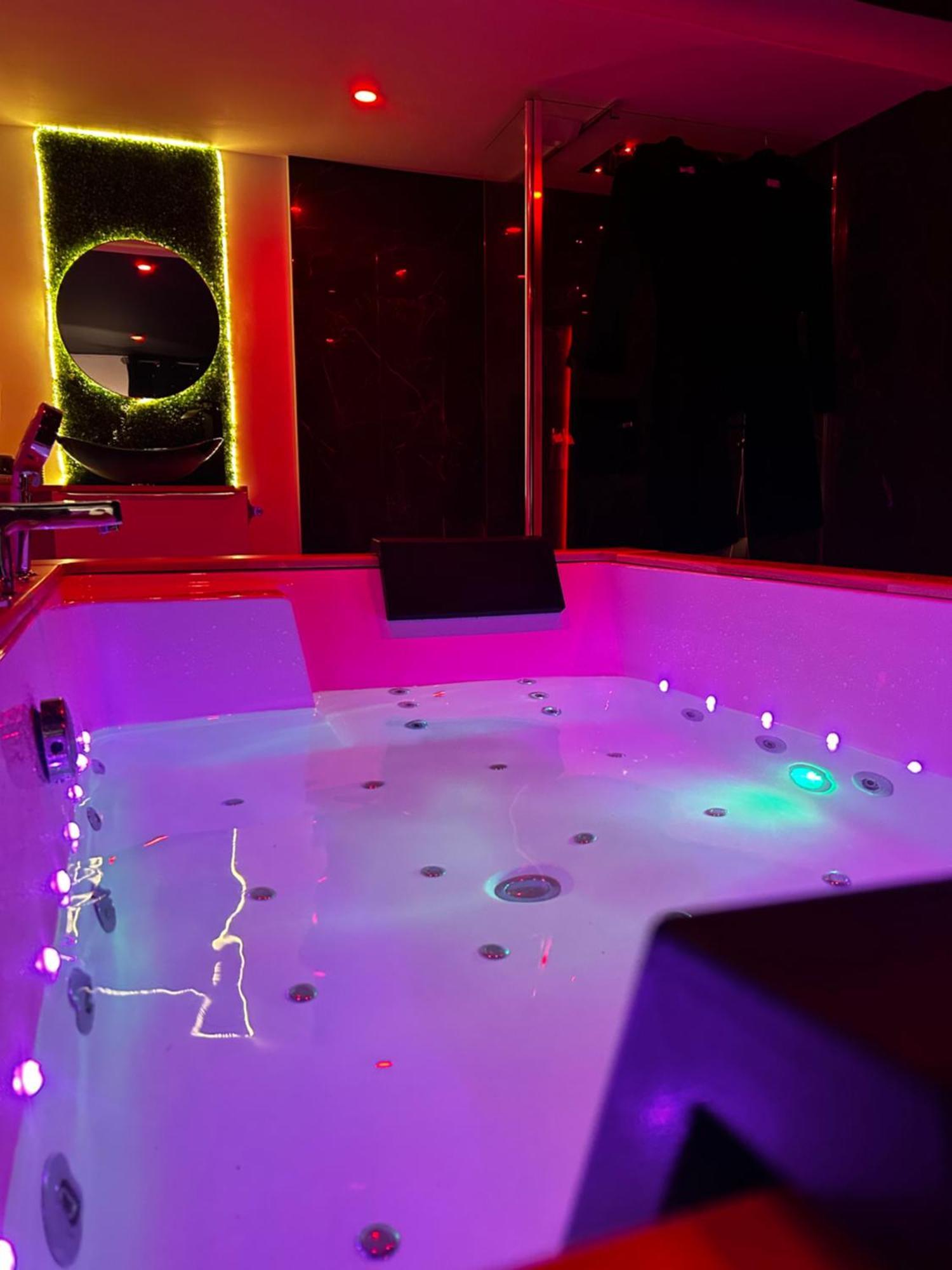 Love Room Haut De Gamme - L'Extase Avec Jacuzzi Violaines Zewnętrze zdjęcie